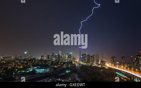 Éclair frappe plus puissante Ville de Toronto dans un solide, chaud, humide et orage. Nuit en août, Toronto Canada. Banque D'Images