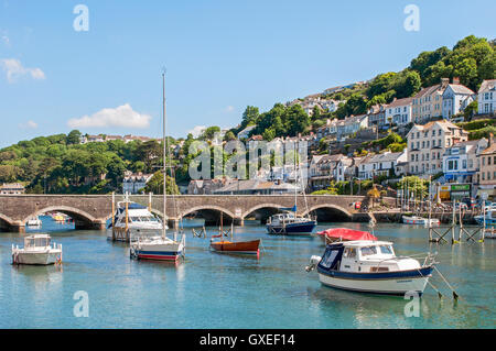 Bateaux sur le Looe dans le sud-est de Cornwall, England, UK Banque D'Images