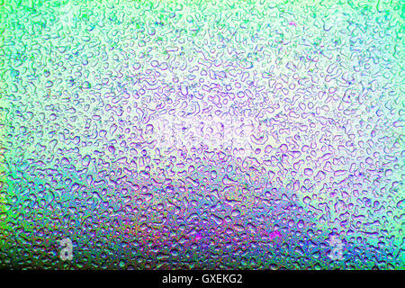 Perles colorées de l'eau congelée après une tempête de neige fondue de créer des modèles de glace à l'extérieur d'un fini métallique argent auto Banque D'Images