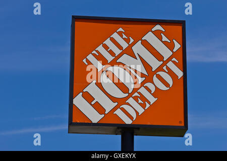 Indianapolis - Circa Juin 2016 : le signe de Home Depot. Home Depot est le plus grand centre de rénovations dans le NOUS I Banque D'Images