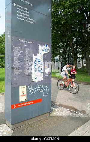Carte du campus signes sur trottoir devant l'Université métropolitaine de Manchester, Manchester, UK Banque D'Images