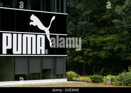 Un logo affiche à l'extérieur du siège de Puma North America, Inc., à Westford, Massachusetts le 13 août 2016. Banque D'Images