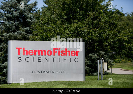 Un logo affiche à l'extérieur du siège de Thermo Fisher Scientific à Waltham, Massachusetts le 13 août 2016. Banque D'Images