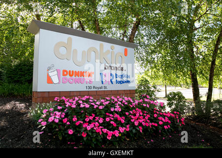 Un logo affiche à l'extérieur du siège social de Dunkin' Brands Group, Inc., basé à Canton, Massachusetts le 14 août 2016. Banque D'Images