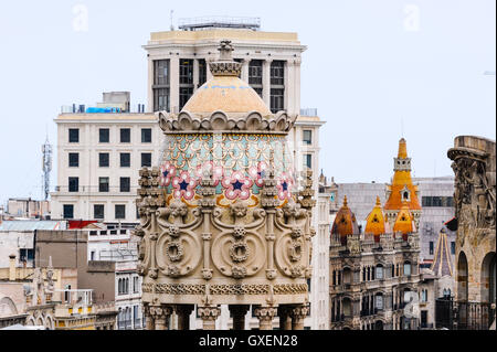 Espagne, Barcelone. La Casa Batlló est l'un des chefs-d'Antoni Gaudí. Vue depuis le toit Banque D'Images