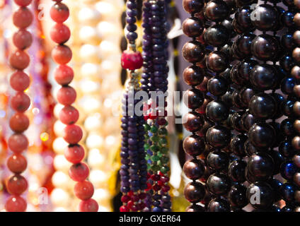 (Couleur) couleur des accessoires (colliers, perles) faite de pierres précieuses sur le shopboard rédigé à vendre Banque D'Images