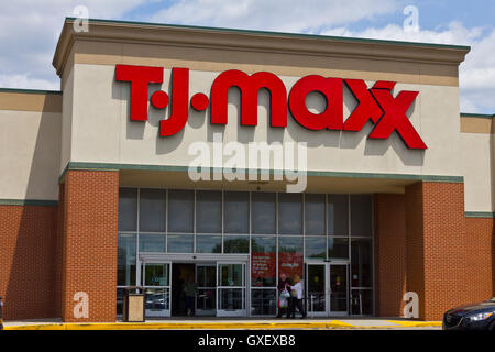 Indianapolis - Circa Mai 2016 : T.J. Maxx Store J Banque D'Images