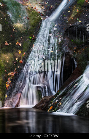 Les veuves Creek Falls à Stone Mountain State Park. Roaring Gap La Caroline du Nord. L'intérieur de la cascade pittoresque state park. Banque D'Images