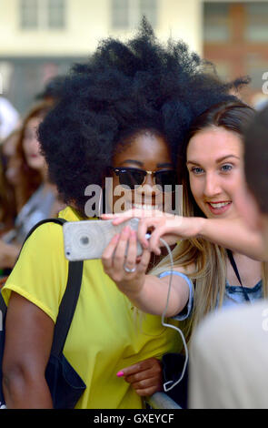 Clara Amfo, DJ sur BBC Radio 1's la mi-émission matinale, qui pose pour vos autoportraits avec les fans à l'extérieur de la Radio 1 studios, Broadcasting House, Banque D'Images