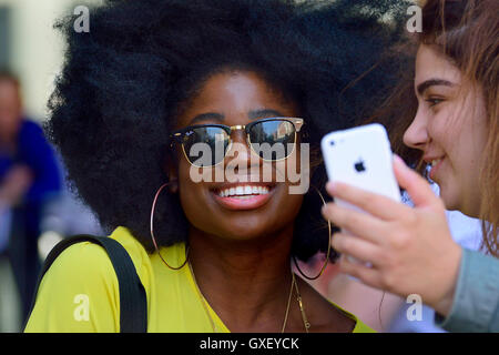 Clara Amfo, DJ sur BBC Radio 1's la mi-émission matinale, qui pose pour vos autoportraits avec les fans à l'extérieur de la Radio 1 studios, Broadcasting House, Banque D'Images