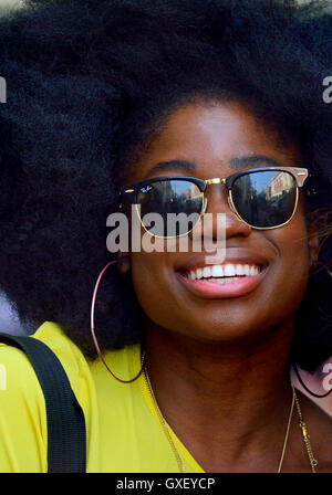 Clara Amfo, DJ sur BBC Radio 1's show en milieu de matinée, à l'extérieur de la Radio 1 studios, Broadcasting House, Londres. 15/09/2016 Banque D'Images