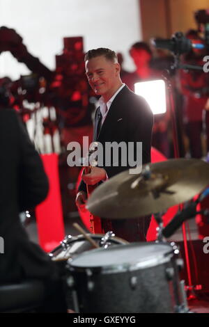 Bryan Adams fonctionne à la BBC "The One Show" se joindre à Jamie Oliver présentateurs et Alex Jones avec : Brian Adams Où : London, Royaume-Uni Quand : 15 Juil 2016 Banque D'Images