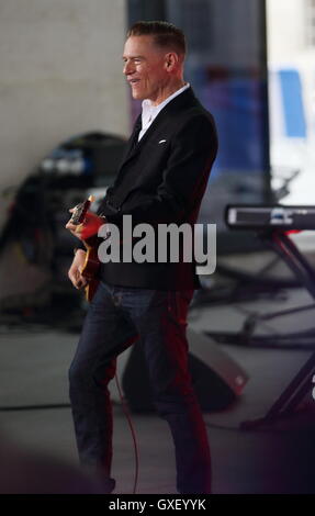 Bryan Adams fonctionne à la BBC "The One Show" se joindre à Jamie Oliver présentateurs et Alex Jones avec : Brian Adams Où : London, Royaume-Uni Quand : 15 Juil 2016 Banque D'Images