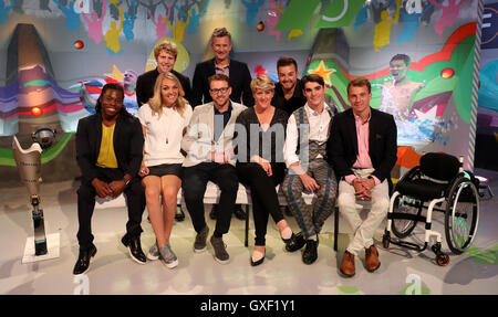 Rangée arrière - Josh Widdicombe, Adam Hills et Alex Brooker Front Row - Ade Adepitan, Sophie Morgan, JJ Chalmers, Clare Balding, RJ Mitte et Arthur Williams dans le studio pendant une répétition générale pour la télévision montrent la dernière étape à l'International Broadcast Centre pendant les Jeux paralympiques 2016 à Rio. Banque D'Images