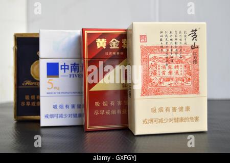 Les boîtes de cigarettes chinoises. Banque D'Images