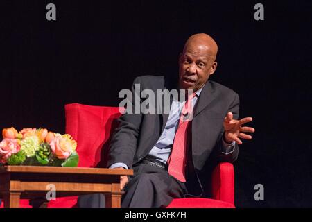 Little Rock neuf états Terrence Roberts au cours d'une discussion lors de la LBJ Presidential Library, 13 novembre 2014 à Austin, Texas. En 1957, Roberts a fait partie du premier groupe d'étudiants afro-américains d'assister à des cours à Little Rock Central High School de Little Rock, Arkansas. Banque D'Images