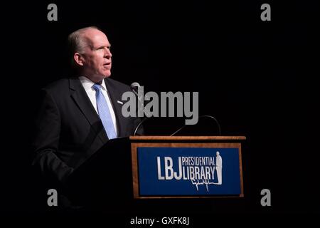Le Directeur de la CIA John Brennan parle au cours d'une discussion en groupe à la LBJ Presidential Library, 16 septembre 2015 à Austin, Texas. Banque D'Images