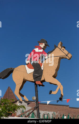 Un cowboy à cheval l'affiche en face des Railroad Depot Museum le 23 juillet 2015 à Cheyenne, Wyoming. Banque D'Images