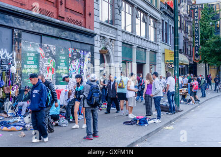 Hastings Street, trottoir distributeur, centre-ville de Vancouver, Vancouver, Colombie-Britannique, Canada, Banque D'Images