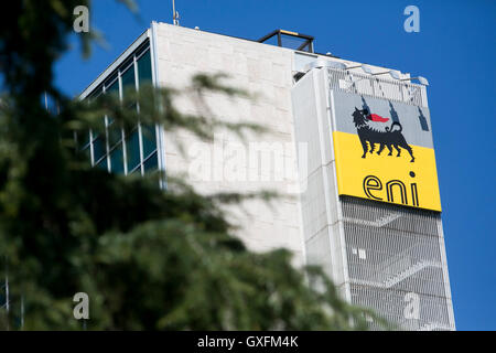 Un logo affiche à l'extérieur du quartier général de l'Eni S.p.A. à Rome, Italie, le 2 septembre 2016. Banque D'Images