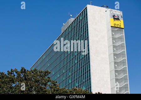 Un logo affiche à l'extérieur du quartier général de l'Eni S.p.A. à Rome, Italie, le 2 septembre 2016. Banque D'Images