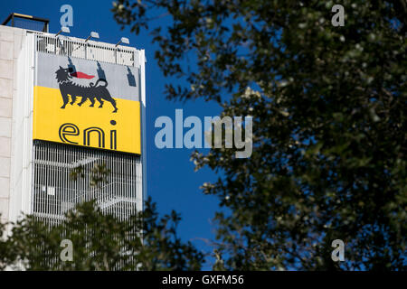 Un logo affiche à l'extérieur du quartier général de l'Eni S.p.A. à Rome, Italie, le 2 septembre 2016. Banque D'Images