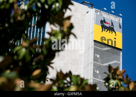 Un logo affiche à l'extérieur du quartier général de l'Eni S.p.A. à Rome, Italie, le 2 septembre 2016. Banque D'Images