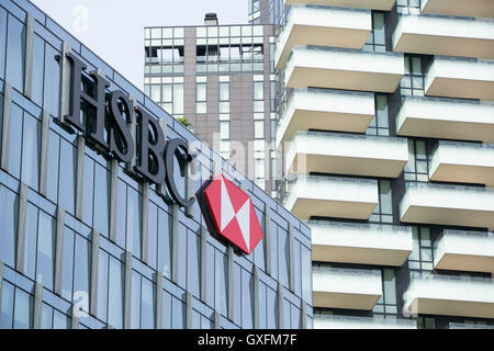Un logo affiche à l'extérieur d'un établissement occupé par la Banque HSBC à Milan, Italie, le 3 septembre 2016. Banque D'Images