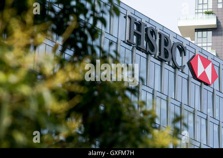Un logo affiche à l'extérieur d'un établissement occupé par la Banque HSBC à Milan, Italie, le 3 septembre 2016. Banque D'Images