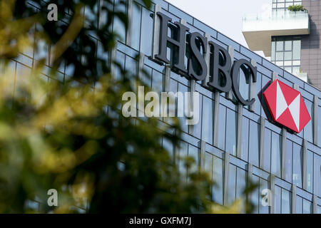 Un logo affiche à l'extérieur d'un établissement occupé par la Banque HSBC à Milan, Italie, le 3 septembre 2016. Banque D'Images