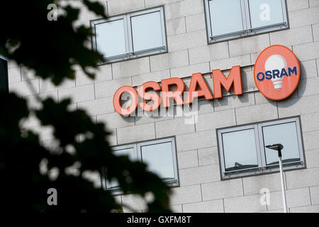 Un logo affiche à l'extérieur de l'établissement occupé par Osram à Milan, Italie, le 3 septembre 2016.