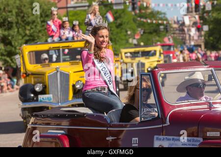 Les reines de beauté de l'onde les vieux bus pendant la parade de Cheyenne Frontier Days passé la capitale de l'état, 23 juillet 2015 immeuble à Cheyenne, Wyoming. Frontier Days célèbre les traditions de l'ouest cowboy avec un rodéo, défilé et juste. Banque D'Images