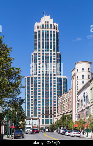 Trump Plaza New Rochelle, une tour résidentielle moderne, avec de nouveaux Roc Ville sur la droite, à New Rochelle, New York. Banque D'Images