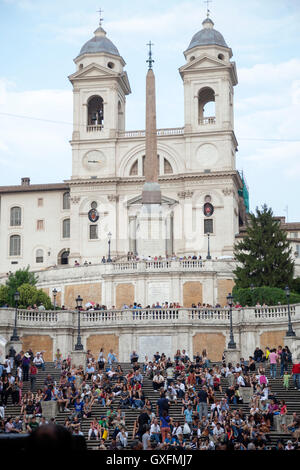 Des foules de touristes et les habitants sur la place d'Espagne à Rome, Italie. Banque D'Images