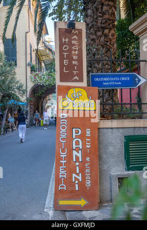 Scène de rue de Monterosso al Mare, avec l'hôtel et restaurant signes dans les Cinque Terre, Italie. Banque D'Images