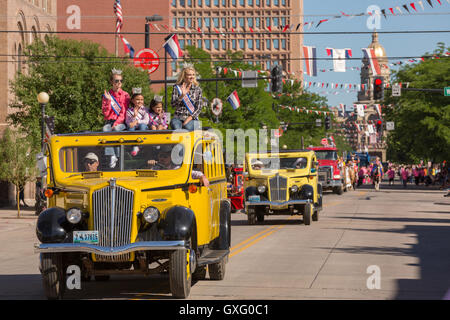 Les reines de beauté de l'onde les vieux bus pendant la parade de Cheyenne Frontier Days passé la capitale de l'état, 23 juillet 2015 immeuble à Cheyenne, Wyoming. Frontier Days célèbre les traditions de l'ouest cowboy avec un rodéo, défilé et juste. Banque D'Images