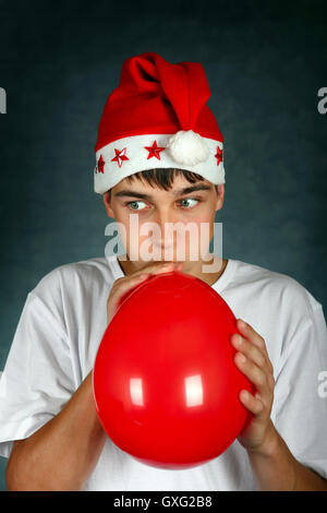 Adolescent avec ballon rouge Banque D'Images