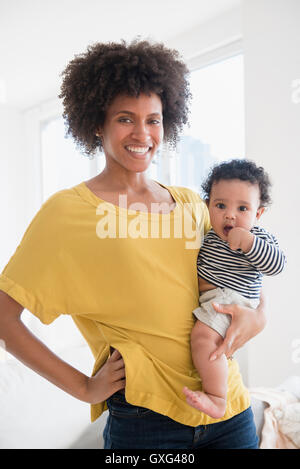 Smiling mother holding baby son Banque D'Images