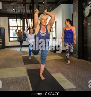 L'observation de l'instructeur de yoga les soies Banque D'Images