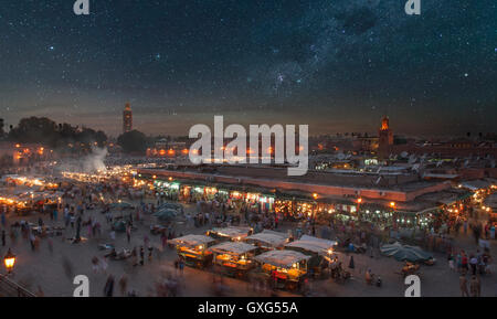 Foule dans la nuit dans la place Jamaâ El Fna, Marrakech, Maroc, Banque D'Images