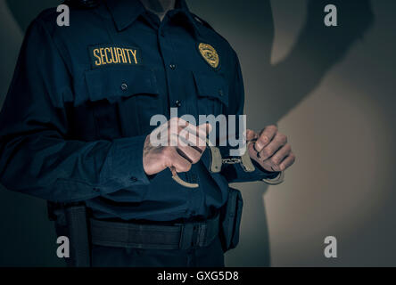 Agent de sécurité caucasienne holding handcuffs Banque D'Images