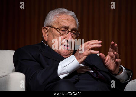 L'ancien secrétaire d'État américain et conseiller présidentiel d'Henry Kissinger se prépare pour son apparition publique à la LBJ Presidential Library, 26 avril 2016 à Austin, Texas. Banque D'Images