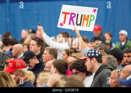 Les partisans du candidat présidentiel GOP et milliardaire Donald Trump signe vague pendant un rassemblement le 19 février 2016 à Myrtle Beach, Caroline du Sud. La primaire républicaine en Caroline du Sud vote a lieu le samedi, 20 février. Banque D'Images