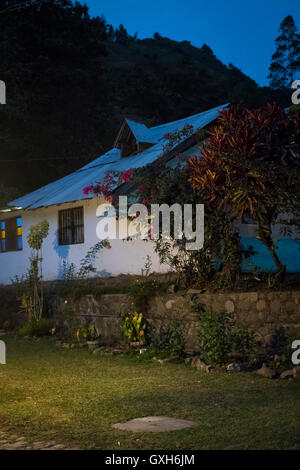 Maison dans le village de San Jose de Pisimbala. Inza, Cauca, Colombie. Banque D'Images