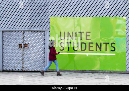 Affiche sur les arrivées des logements des étudiantes solitaires Unite dans les résidences de l'Université Metropolitan de Manchester, dans la semaine des fresques, septembre 2016, Royaume-Uni Banque D'Images