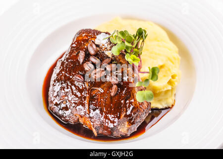 Steak grillé avec purée de pommes de terre, décorer Banque D'Images