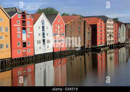 Au bord de l'historique des bâtiments de l'entrepôt sur la rivière Nidelva, Bryggene, Trondheim, Norvège Banque D'Images
