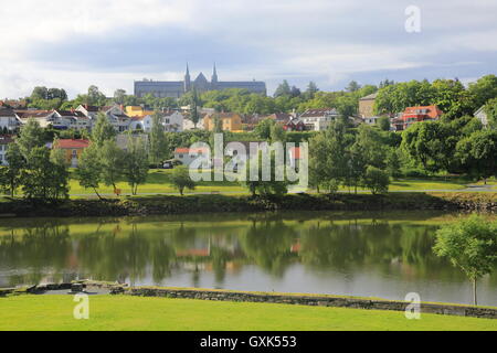 Voir sur la rivière Nidelva vers l'Université Norvégienne de Science et Technologie, Trondheim, Norvège Banque D'Images