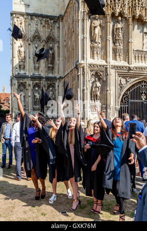 Les diplômés de l'Université de Canterbury Christ Church University jettent leurs chapeaux dans la célébration du mortier, Canterbury, UK Banque D'Images