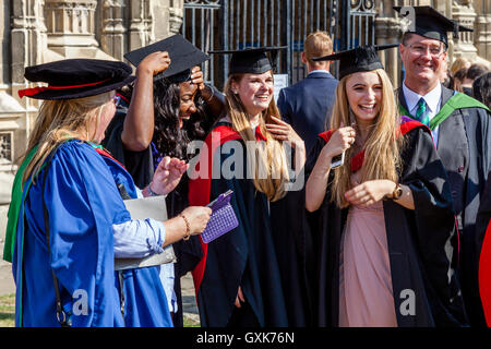 Les diplômés de l'Université de Canterbury Christ Church University leur diplôme lors d'une cérémonie, la Cathédrale de Canterbury, Canterbury, UK Banque D'Images